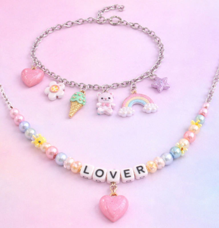 Gulliga smycken med charms.