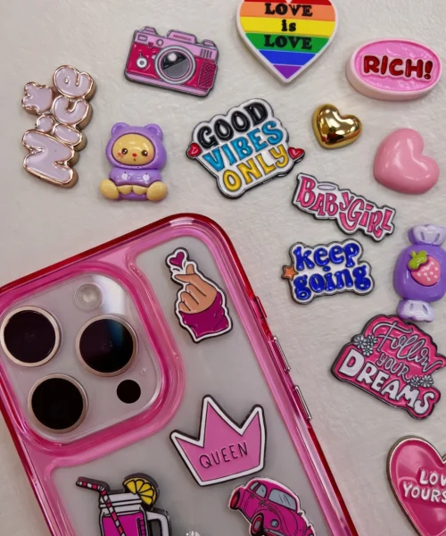 Designat mobilskal med charms.