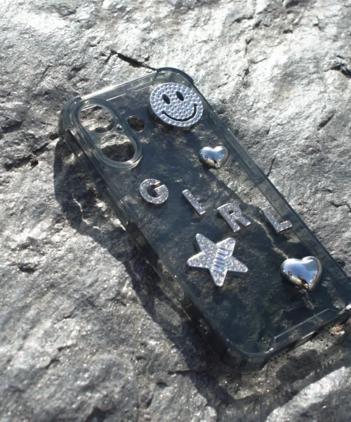 Egenskapat mobilskal på sten.