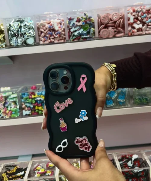 Designat mobilskal med charms.