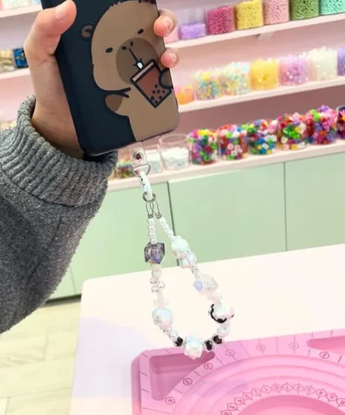 Handledsarmband till mobiltelefon.