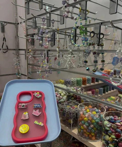 Designat mobilskal med charms.