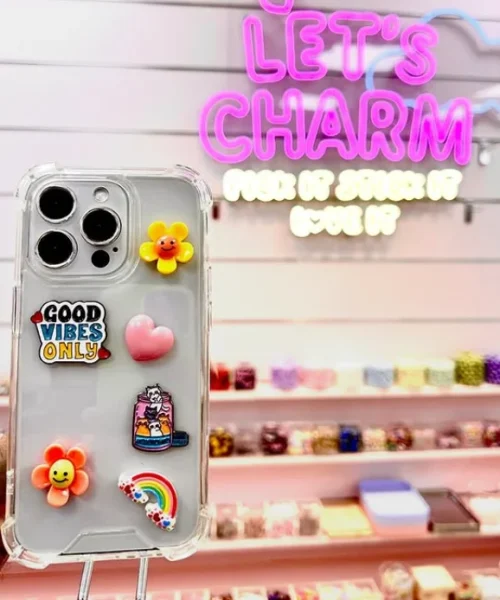 Designat mobilskal med charms.