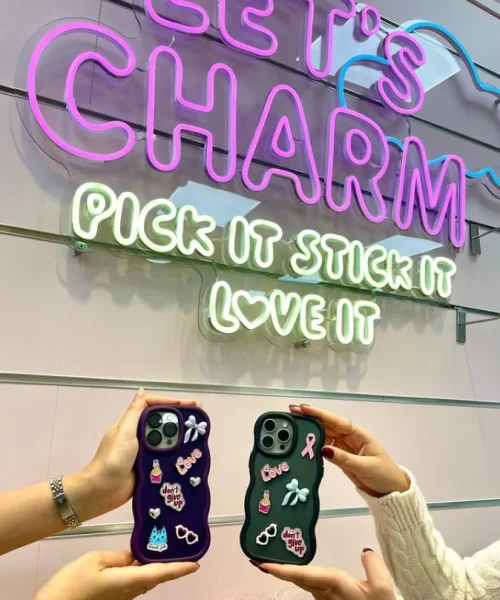 Designat mobilskal med charms.