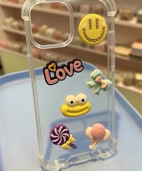 Designat mobilskal med charms.